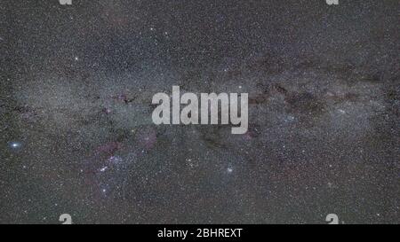 Partie de la galaxie de la voie lactée prise sur le ciel d'hiver de Roumanie Banque D'Images