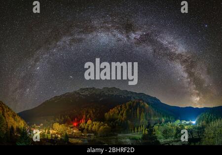 Chemin laiteux au-dessus de la station balnéaire de Plaiul Foii dans les montagnes de Piatra Craiului de Roumanie Banque D'Images
