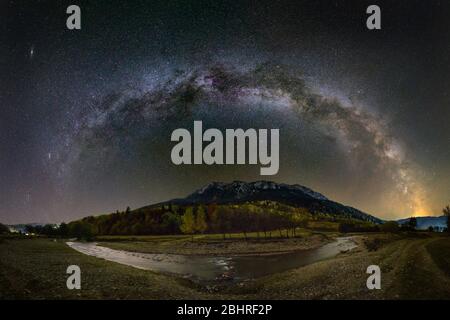 Chemin laiteux sur les montagnes Piatra Craiului et la rivière de Roumanie Banque D'Images