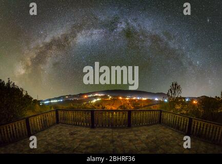Chemin laiteux au-dessus du village de Pestera dans les montagnes Piatra Craiului de Roumanie Banque D'Images