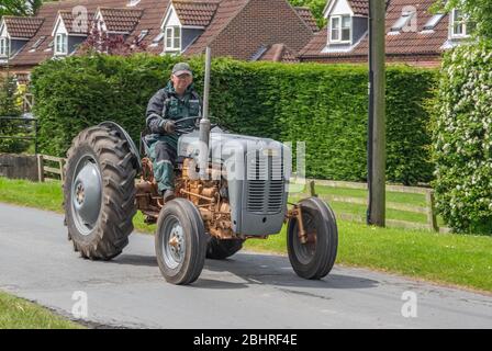 Pocklington, East Yorkshire, Royaume-Uni, 24/05/2015 - ancien tracteur Ferguson de couleur grise sur la route avec conduite chez les anciens agriculteurs. Banque D'Images