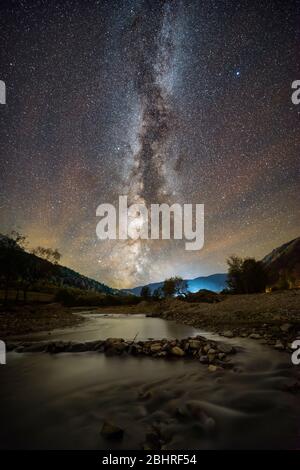Chemin laiteux sur les montagnes et la rivière Piatra Craiului en Roumanie Banque D'Images