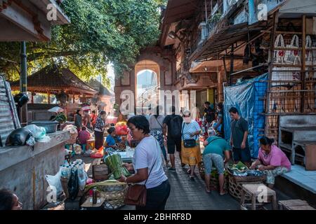 Marché du matin d'Ubud. Le marché du matin est mis en place tôt chaque matin à Ubud, île de Bali Banque D'Images