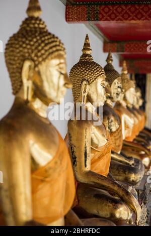 Rangée de statues de Bouddha d'or au temple Wat Pho, Bangkok, Thaïlande. Banque D'Images