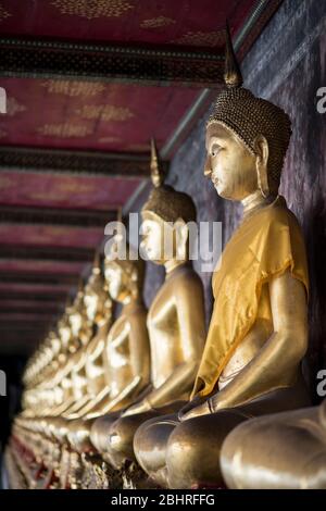 Bouddhas dorés au temple Wat Suthat de Bangkok, Thaïlande. Banque D'Images