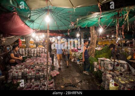 Vendeurs sur le marché des fleurs de Pak Khlong Talat à Bangkok, Thaïlande. Banque D'Images