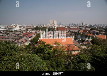 Vue générale sur le paysage urbain de Bangkok depuis le temple Wat Saket, Thaïlande. Banque D'Images