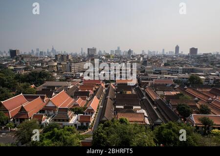 Vue générale sur le paysage urbain de Bangkok depuis le temple Wat Saket, Thaïlande. Banque D'Images