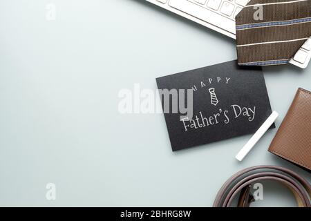 Heureux message du père sur tableau de surveillance. Composition plate sur bureau avec ordinateur portable, cravate et accessoires pour hommes. Banque D'Images