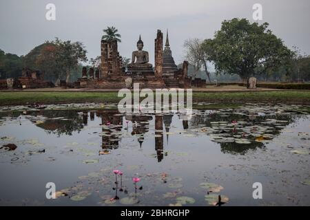 Temple Wat Mahatat , Parc historique de Sukhothai, Sukhothai, Thaïlande. Banque D'Images