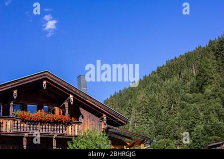 Chalet avec fleurs sur le balcon au Tyrol, Autriche en été Banque D'Images