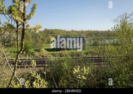 Train et petit bâtiment de pompe au milieu de la verdure à Chislet, Kent, Angleterre Banque D'Images