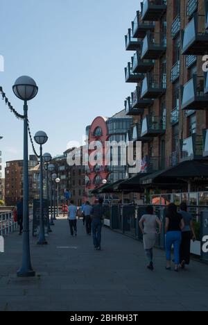 Riverside Foodpath et Apartments Brick entrepôts convertis sur Butler's Wharf, Shad Thames, Londres SE1 2YE Banque D'Images