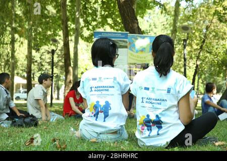Activité de point de contrôle d'orientation extérieure . Ils s'assoient dans le pâturage et expliquent le jeu de l'orientation. Azerbaïdjan, Ismayilli 26.08.2016 : Banque D'Images