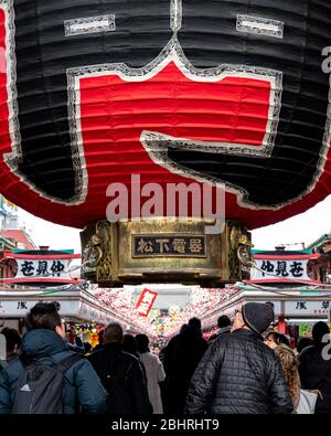 TOKYO, JAPON - 15 JANVIER 2019 : gros plan de la grande lanterne rouge, chin sur la porte Kaminarimon Temple Sensoji, Temple Asakusa Kannon. Banque D'Images