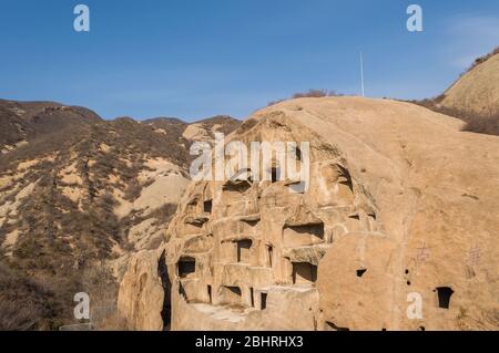 Anciens logements de falaises des grottes de Guyaju dans le comté de Yanqing, province de Hebei, à environ 80 kilomètres au nord-ouest de Pékin, le plus grand site d'une ancienne grotte r Banque D'Images