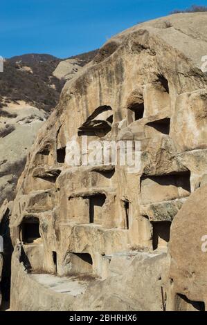 Anciens logements de falaises des grottes de Guyaju dans le comté de Yanqing, province de Hebei, à environ 80 kilomètres au nord-ouest de Pékin, le plus grand site d'une ancienne grotte r Banque D'Images