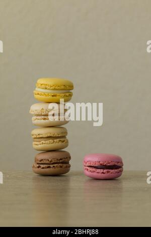 Macarons colorés. Gâteaux français sucrés. Banque D'Images