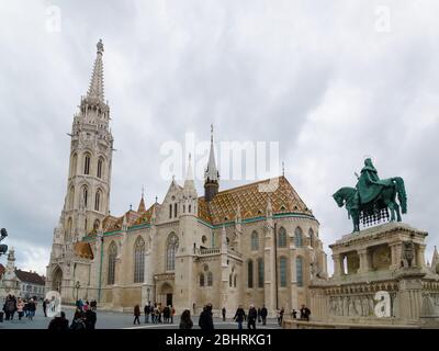 Budapest, Hongrie - 20 février 2016 : statue équestre Saint-Étienne et Église Matthias à Budapest, Hongrie Banque D'Images