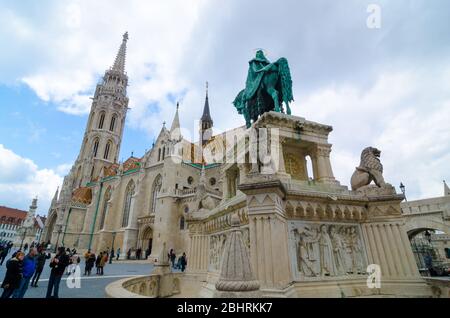 Budapest, Hongrie - 20 février 2016 : statue équestre Saint-Étienne et Église Matthias à Budapest, Hongrie Banque D'Images