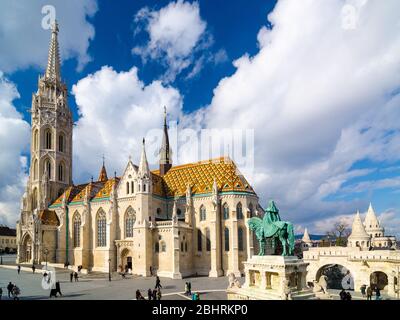 Budapest, Hongrie - 20 février 2016 : statue équestre Saint-Étienne et Église Matthias à Budapest, Hongrie Banque D'Images