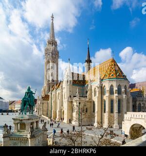 Budapest, Hongrie - 20 février 2016 : statue équestre Saint-Étienne et Église Matthias à Budapest, Hongrie Banque D'Images