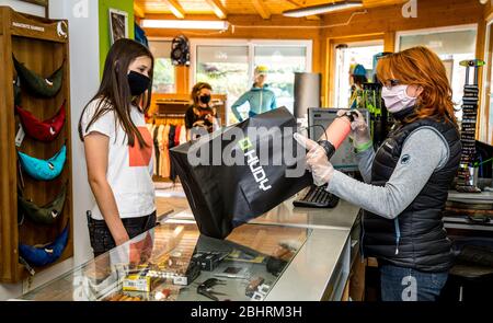 Hrensko, République tchèque. 27 avril 2020. Réouverture de magasins avec une zone intérieure pouvant atteindre 2 500 mètres carrés avec entrée séparée qui ne font pas partie des centres commerciaux, des centres de fitness et des écoles de conduite, des bibliothèques, des zones extérieures de zoos et de jardins botaniques; des masses publiques, d'autres cérémonies religieuses auxquelles ont assisté 15 personnes ou moins peuvent avoir lieu. Photo Shop Hudysport avec équipement de plein air et de sport à Hrensko, République tchèque, 27 avril 2020. Crédit: Vojtech Hajek/CTK photo/Alay Live News Banque D'Images