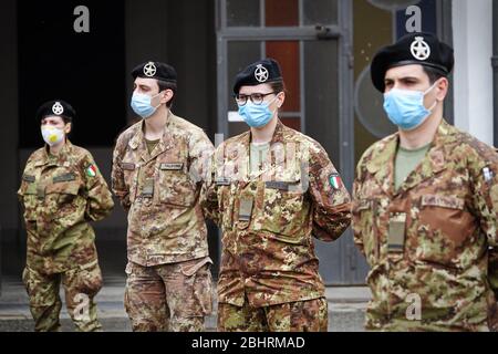 De nouvelles infirmières militaires seront employées dans les maisons de soins pour aider le système de santé régional à faire face à l'urgence du coronavirus. Turin, Italie - avril 2020 Banque D'Images