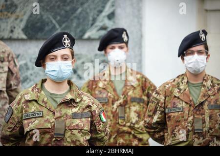 De nouvelles infirmières militaires seront employées dans les maisons de soins pour aider le système de santé régional à faire face à l'urgence du coronavirus. Turin, Italie - avril 2020 Banque D'Images