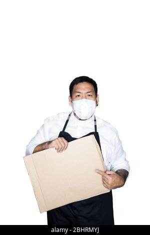 Barbu asiatique homme serveur, chef vêtu d'un tablier noir avec masque médical tient carton en blanc. Le concept de protestation, attention, re Banque D'Images