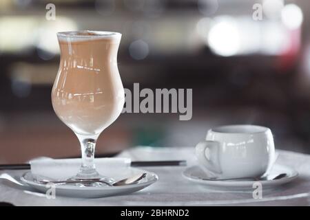 café au lait aromatique préparé dans un restaurant Banque D'Images