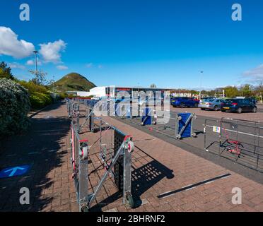 Barrières faites à partir de chariots dans le parking du supermarché Tesco afin de créer des barrières sociales de distancement sécurisées pour les clients à faire la queue, North Berwick, Écosse, Royaume-Uni Banque D'Images