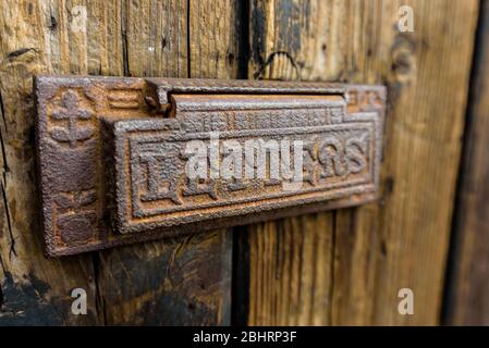 Ancienne boîte à lettres marron rouillée. Boîte aux lettres vintage sur fond en bois avec le mot lettres en relief. Banque D'Images