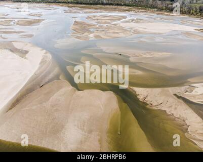 Niveau d'eau bas dans la rivière Vistule près de Varsovie, capitale de la Pologne. L'Europe s'assèchent, le niveau d'eau dans les rivières et les lacs est alarmant Banque D'Images