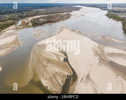 Niveau d'eau bas dans la rivière Vistule près de Varsovie, capitale de la Pologne. L'Europe s'assèchent, le niveau d'eau dans les rivières et les lacs est alarmant Banque D'Images