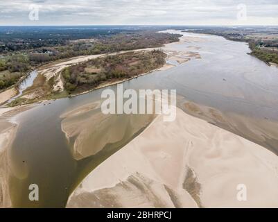 Niveau d'eau bas dans la rivière Vistule près de Varsovie, capitale de la Pologne. L'Europe s'assèchent, le niveau d'eau dans les rivières et les lacs est alarmant Banque D'Images