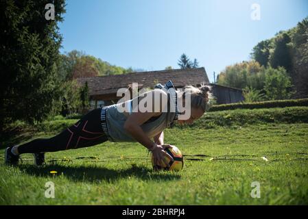 Maribor, Slovénie. 24 avril 2020. Un footballeur slovène et AC Milan Dominika Conc s'entraîne isolément à la campagne près de sa maison. Les athlètes de tout le pays s'entraînent à la maison en raison de la crise actuelle de Coronavirus. Crédit: SOPA Images Limited/Alay Live News Banque D'Images