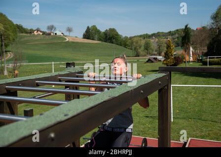 Maribor, Slovénie. 24 avril 2020. Un footballeur slovène et AC Milan Dominika Conc s'entraîne isolément à la campagne près de sa maison. Les athlètes de tout le pays s'entraînent à la maison en raison de la crise actuelle de Coronavirus. Crédit: SOPA Images Limited/Alay Live News Banque D'Images