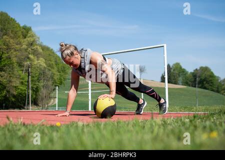 Maribor, Slovénie. 24 avril 2020. Un footballeur slovène et AC Milan Dominika Conc s'entraîne isolément à la campagne près de sa maison. Les athlètes de tout le pays s'entraînent à la maison en raison de la crise actuelle de Coronavirus. Crédit: SOPA Images Limited/Alay Live News Banque D'Images