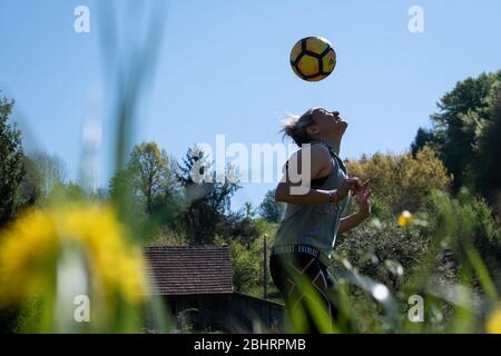 Maribor, Slovénie. 24 avril 2020. Un footballeur slovène et AC Milan Dominika Conc s'entraîne isolément à la campagne près de sa maison. Les athlètes de tout le pays s'entraînent à la maison en raison de la crise actuelle de Coronavirus. Crédit: SOPA Images Limited/Alay Live News Banque D'Images