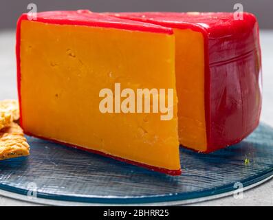 Gros plan de fromage cheddar jaune ciré rouge britannique Banque D'Images