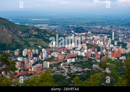 Vue sur le paysage de Santiago de Cali depuis la Statue du Christ le Roi à Santiago de Cali dans la vallée de Cauca, Colombie, Amérique du Sud. Banque D'Images