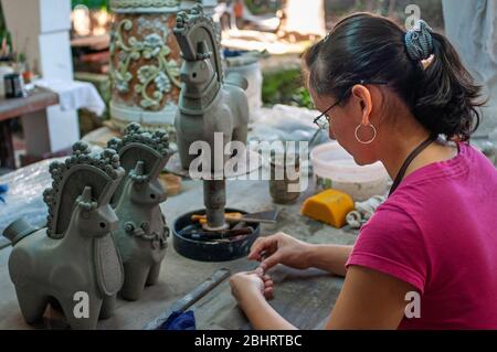 Artisan de Mauro Phazan galerie de céramique et atelier d'art. Quartier de San Antonio Cali dans la vallée de Cauca, Colombie, Amérique du Sud. El artista Banque D'Images