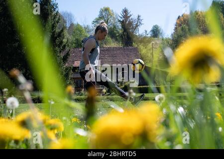 Maribor, Slovénie. 24 avril 2020. Un footballeur slovène et AC Milan Dominika Conc s'entraîne en isolationÂ à la campagne près de sa maison.athlètes dans tout le pays train à la maison en raison de la crise actuelle de Coronavirus. Crédit: Milos Vujinovic/SOPA Images/ZUMA Wire/Alay Live News Banque D'Images