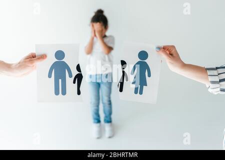 l'accent sélectif de l'homme et de la femme tenant le papier déchiré avec la famille séparée près adopté fille africaine américaine sur le blanc Banque D'Images