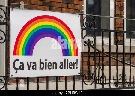 Montréal, CA - 27 avril 2020: CA va bien aller (son va être ok) message et arc-en-ciel sur un balcon pendant le ricanteur Covid 19 Banque D'Images