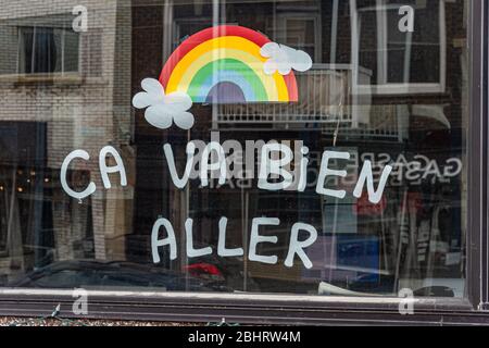 Montréal, CA - 27 avril 2020: CA va bien aller (son va être ok) message et dessin arc-en-ciel dans une fenêtre pendant le piété Covid 19 Banque D'Images