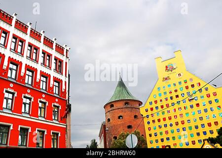 RIGA, LETTONIE - 28 AOÛT 2018 : vue sur l'hôtel Astor (à gauche), la tour de poudre (au centre) et le bâtiment de la caserne de Jacob Banque D'Images