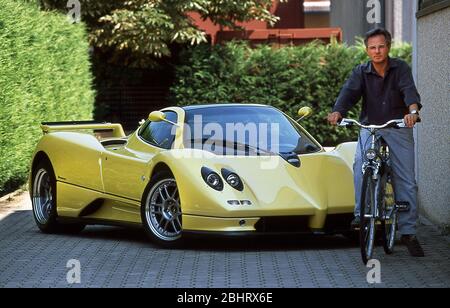 M. Pagani à la Pagani Factory avec un Zonda S à Bologne Italie 2001 Banque D'Images