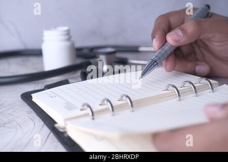 Homme d'affaires écrit sur ordinateur portable, gros plan. Banque D'Images